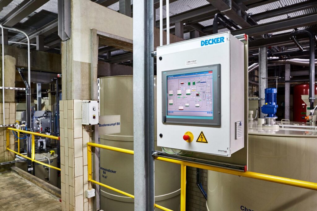 Abwasserbehandlungsanlage-Bedienpanel-vor-Ort