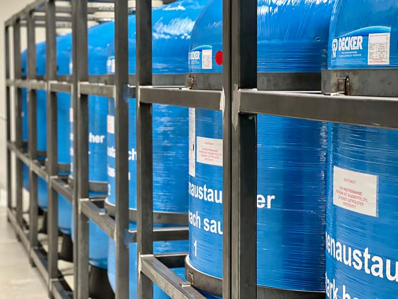 Ionenaustauscheranlage-1200L-externe-Regeneration-im-Stahlgestell-Schwermetallentfernung