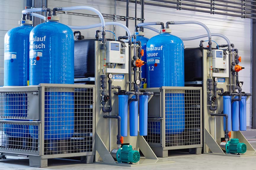 Ionenaustauscheranlage-externe-Regeneration-mit-sauren-und-alkalischen-Kreislauf