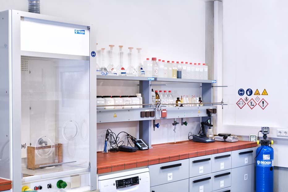 Labor-fuer-Versuche-mit-Abwasser-und-Ionenaustauscherharzenjpg